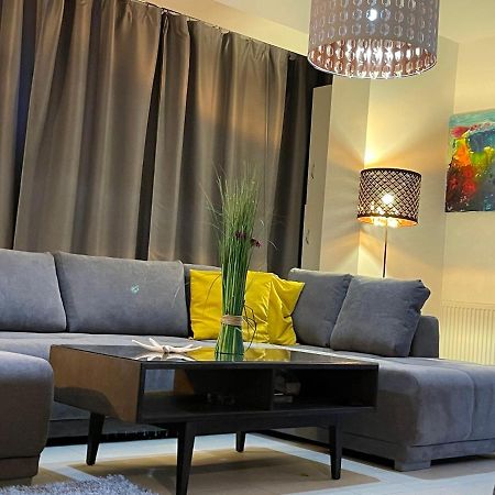 Apartment Happiness By Nicole Jutka, Visual Artist Olimp Bagian luar foto