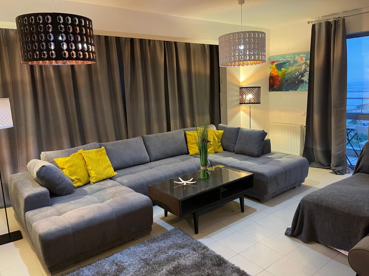 Apartment Happiness By Nicole Jutka, Visual Artist Olimp Bagian luar foto