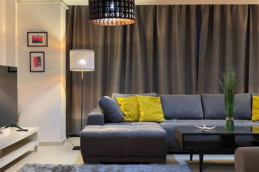 Apartment Happiness By Nicole Jutka, Visual Artist Olimp Bagian luar foto