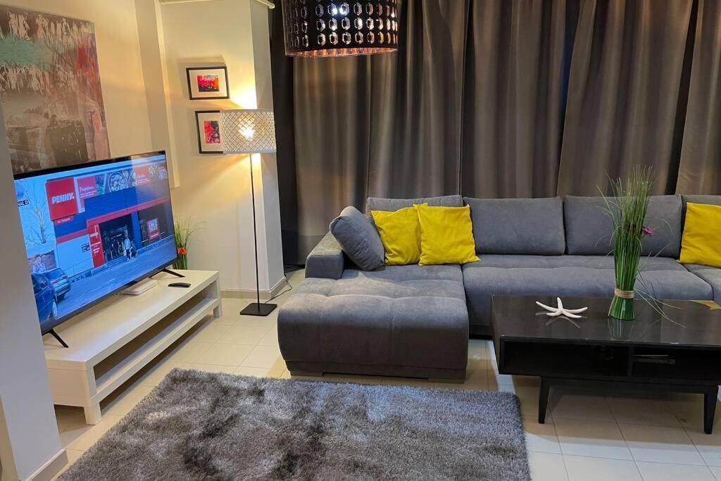 Apartment Happiness By Nicole Jutka, Visual Artist Olimp Bagian luar foto