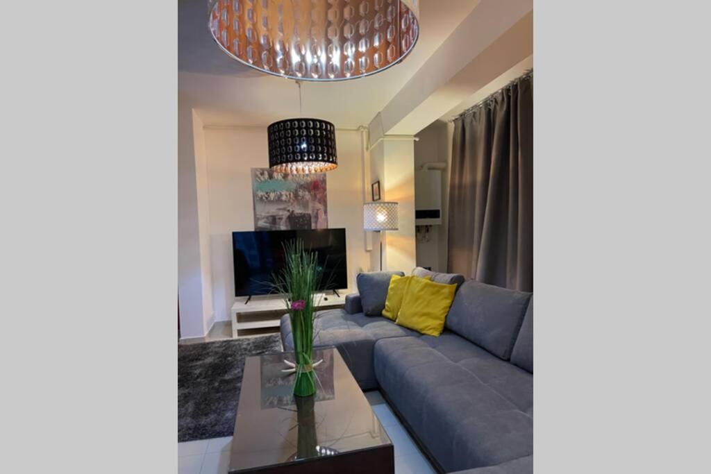 Apartment Happiness By Nicole Jutka, Visual Artist Olimp Bagian luar foto