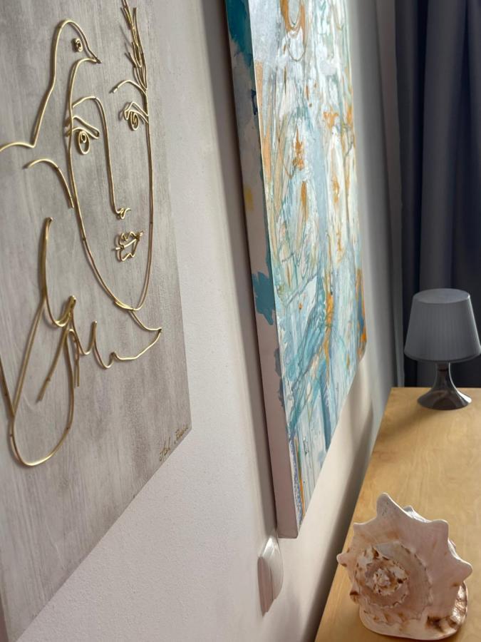 Apartment Happiness By Nicole Jutka, Visual Artist Olimp Bagian luar foto