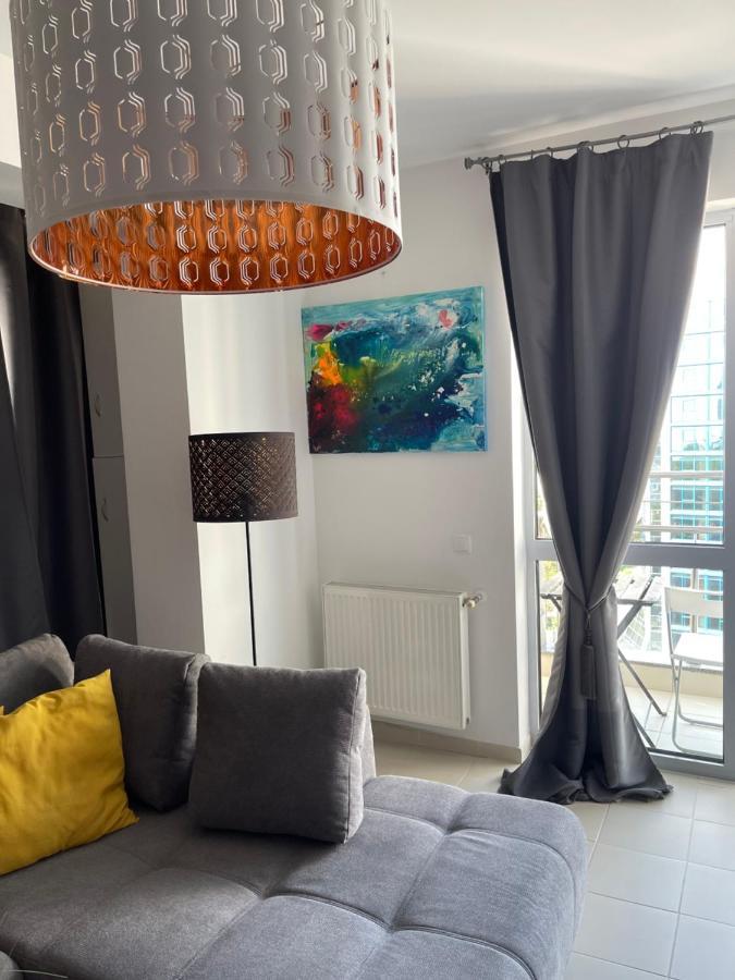 Apartment Happiness By Nicole Jutka, Visual Artist Olimp Bagian luar foto