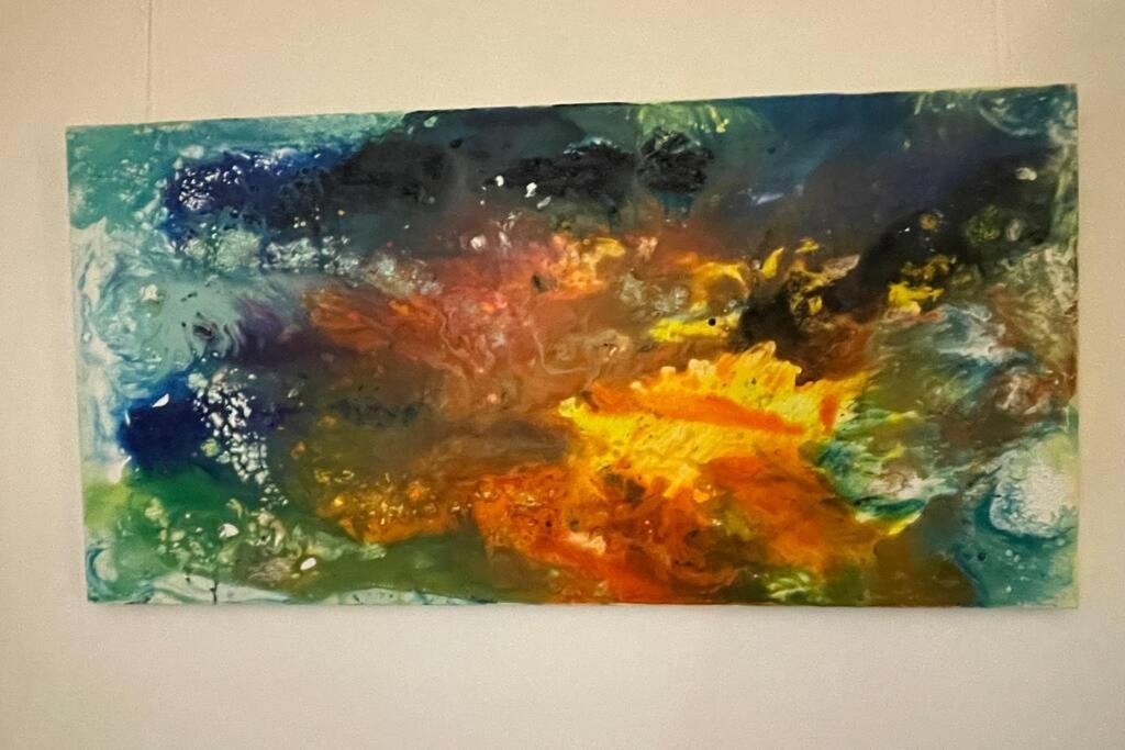 Apartment Happiness By Nicole Jutka, Visual Artist Olimp Bagian luar foto