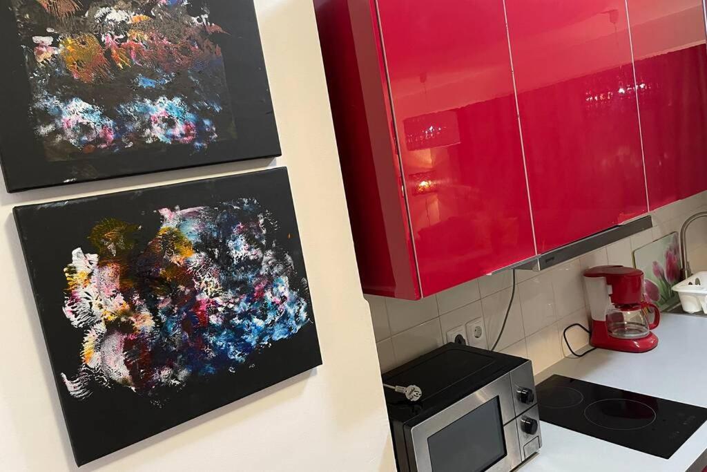 Apartment Happiness By Nicole Jutka, Visual Artist Olimp Bagian luar foto