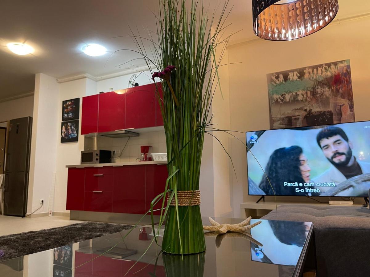 Apartment Happiness By Nicole Jutka, Visual Artist Olimp Bagian luar foto