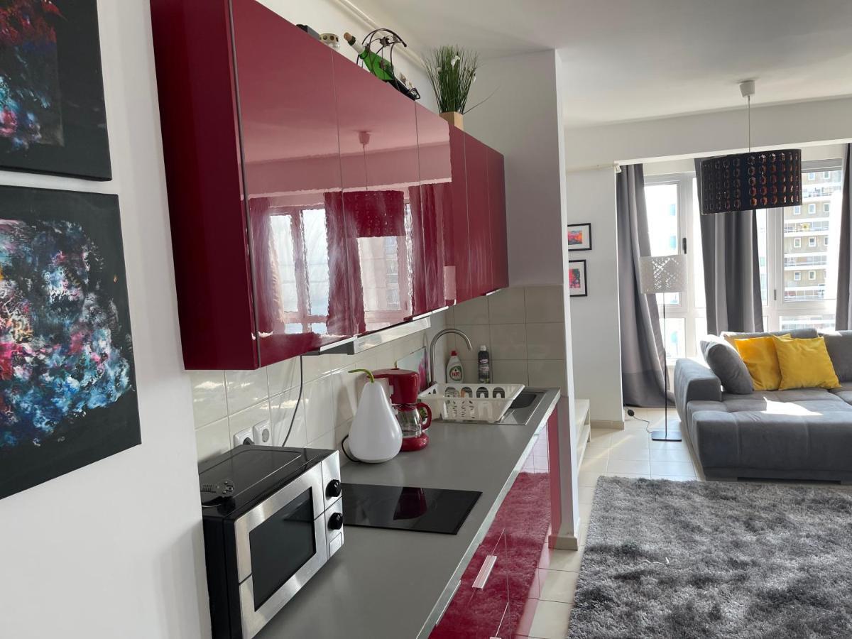 Apartment Happiness By Nicole Jutka, Visual Artist Olimp Bagian luar foto