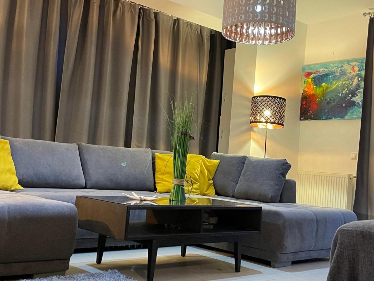 Apartment Happiness By Nicole Jutka, Visual Artist Olimp Bagian luar foto