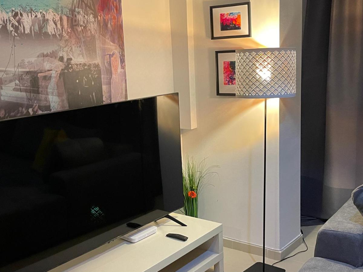 Apartment Happiness By Nicole Jutka, Visual Artist Olimp Bagian luar foto