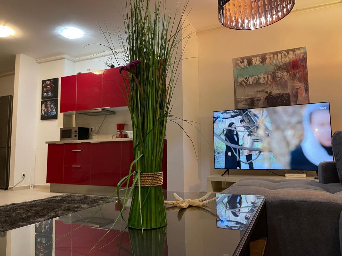 Apartment Happiness By Nicole Jutka, Visual Artist Olimp Bagian luar foto