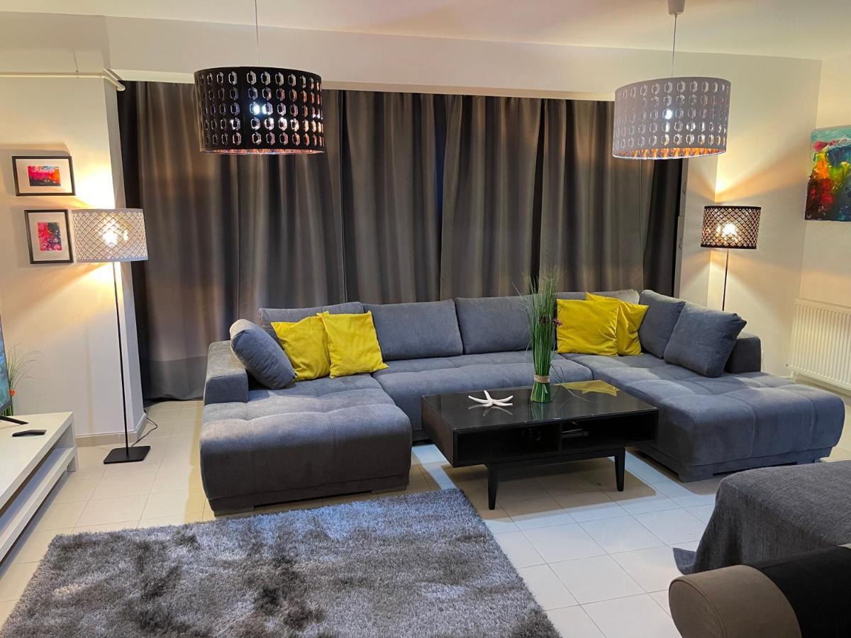 Apartment Happiness By Nicole Jutka, Visual Artist Olimp Bagian luar foto