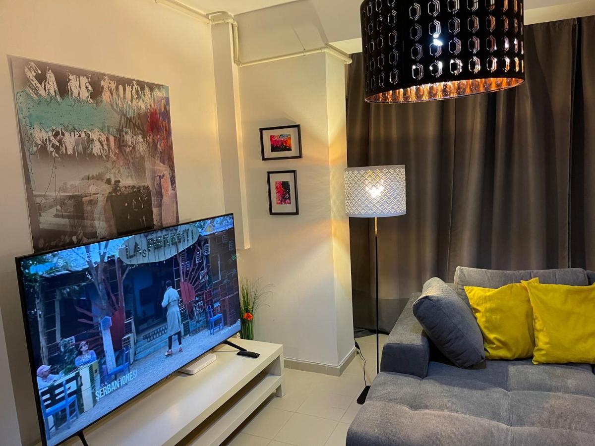 Apartment Happiness By Nicole Jutka, Visual Artist Olimp Bagian luar foto