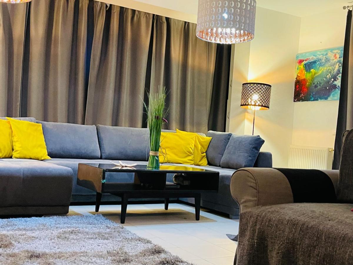 Apartment Happiness By Nicole Jutka, Visual Artist Olimp Bagian luar foto