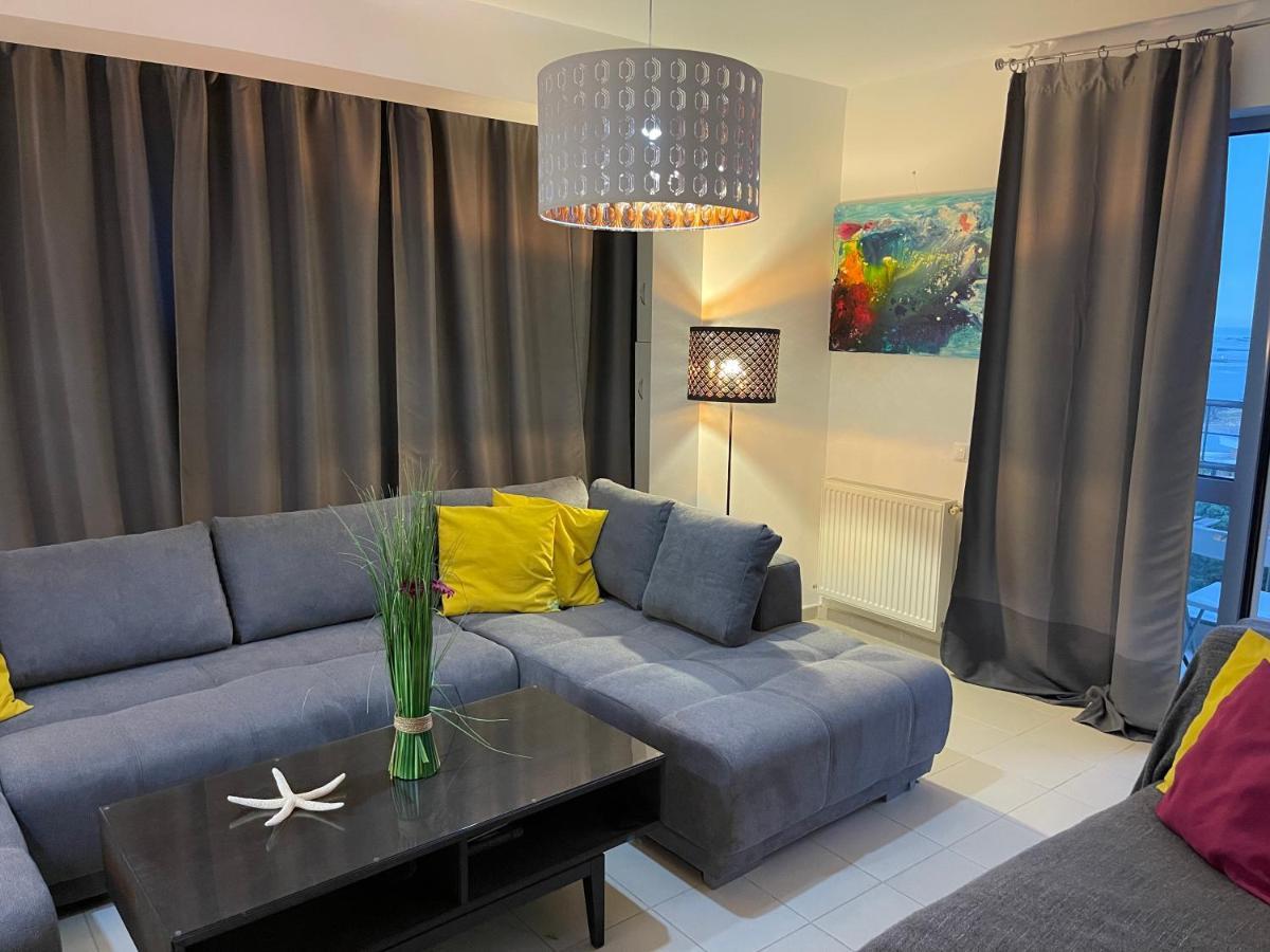 Apartment Happiness By Nicole Jutka, Visual Artist Olimp Bagian luar foto