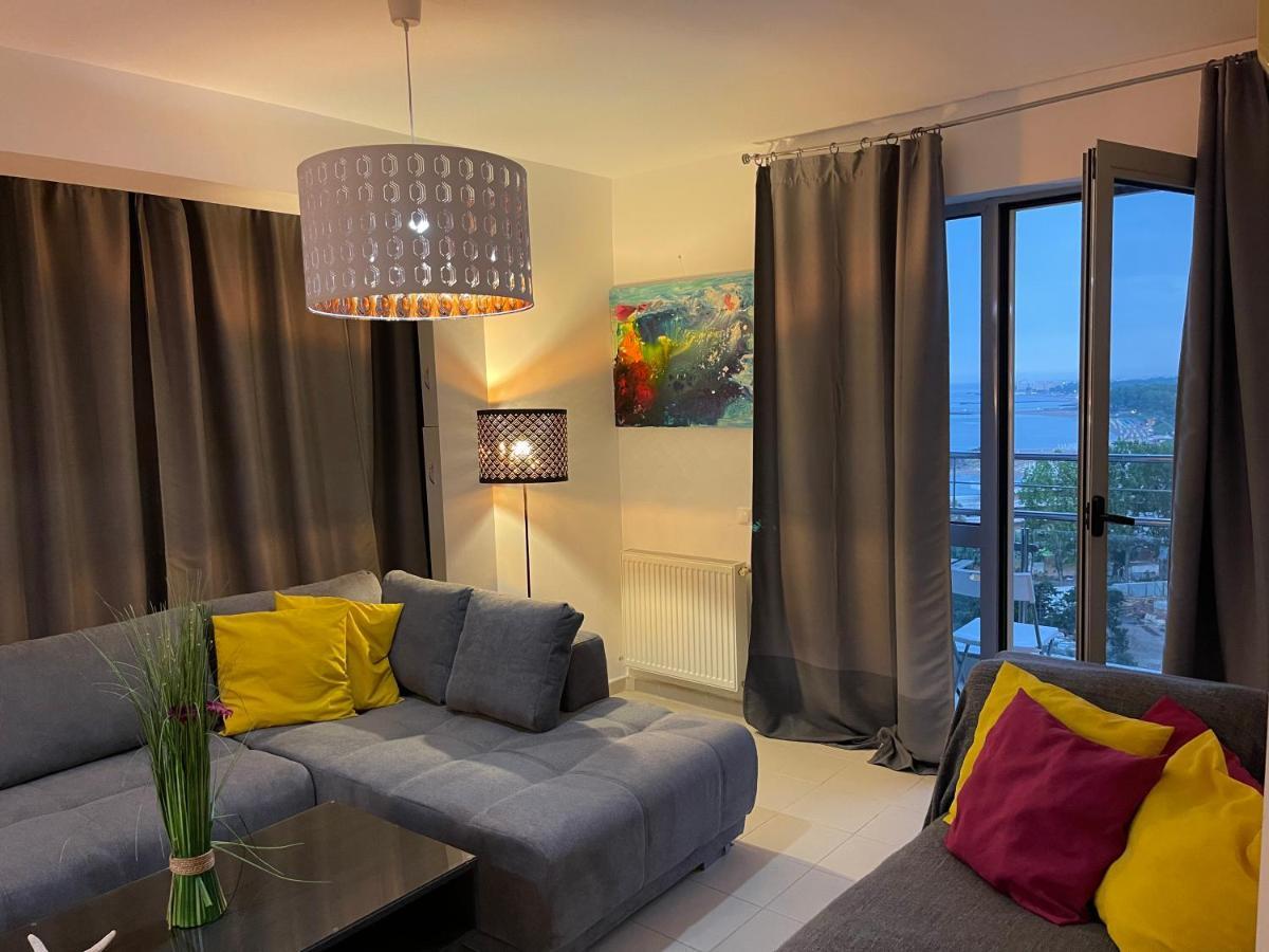 Apartment Happiness By Nicole Jutka, Visual Artist Olimp Bagian luar foto